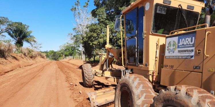 Prefeitura de Jaru conclui recuperação das estradas rurais na linha 617; equipes seguem para a 619