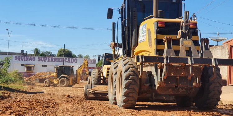 Prefeitura de Jaru trabalha para pavimentar trecho da Rua Ayrton Senna; serviço era aguardado há vários anos