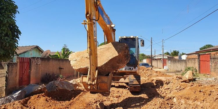 Moradores comemoram remoção de pedra na Rua Hermano Santos no setor 07 em Jaru; serviço executado pela prefeitura, era aguardado há mais de 30 anos
