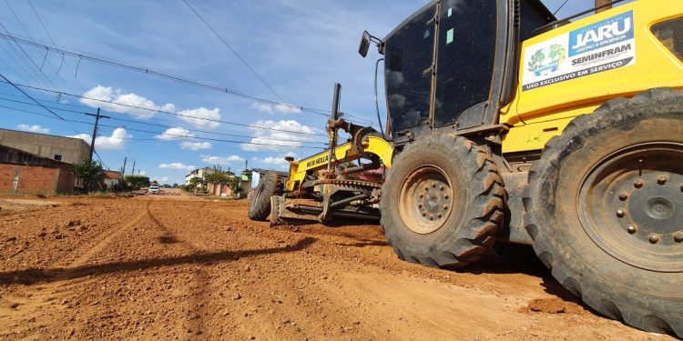 Prefeitura de Jaru trabalha para solucionar problema antigo em trecho da Rua Minas Gerais no setor 05; além de drenagem, o local também receberá asfalto novo