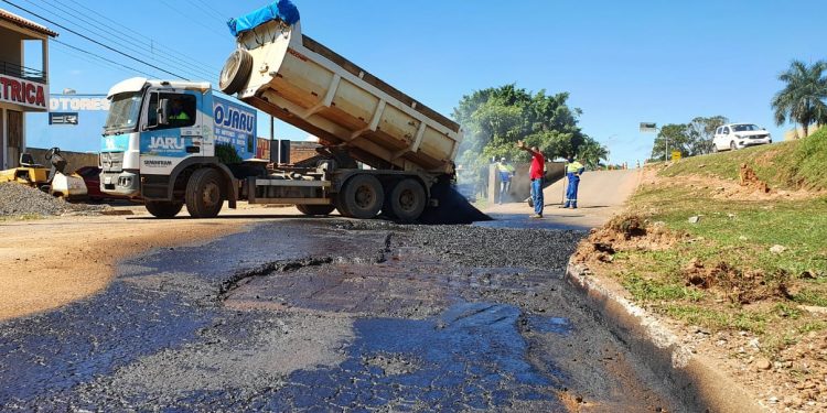Com equipe exclusiva, prefeitura de Jaru garante a manutenção de ruas pavimentadas; serviço acontece na Avenida JK