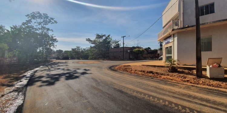 Galeria sobre a ponte do Rio Mororó é pavimentada; serviço é executado pela prefeitura de Jaru em parceria com o DER