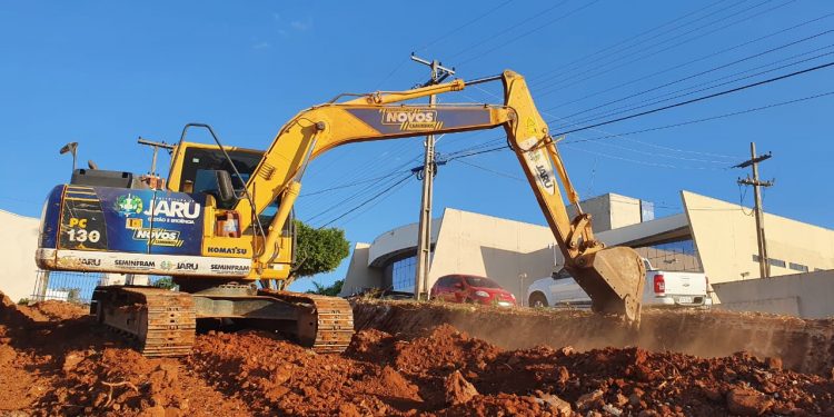 Prefeitura de Jaru trabalha na preparação do terreno para a construção do Complexo Administrativo Municipal