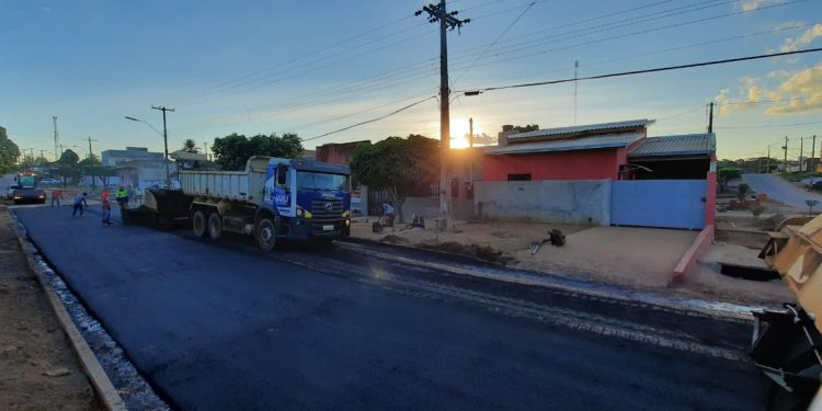 Prefeitura de Jaru soluciona problema antigo em trecho da Rua Minas Gerais no setor 05; além de drenagem, o local também recebeu asfalto novo