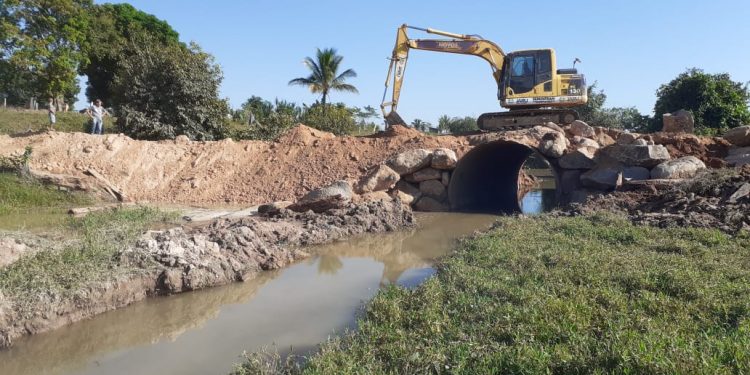 Prefeitura de Jaru substitui mais uma ponte de madeira por tubo armco no distrito de Tarilândia