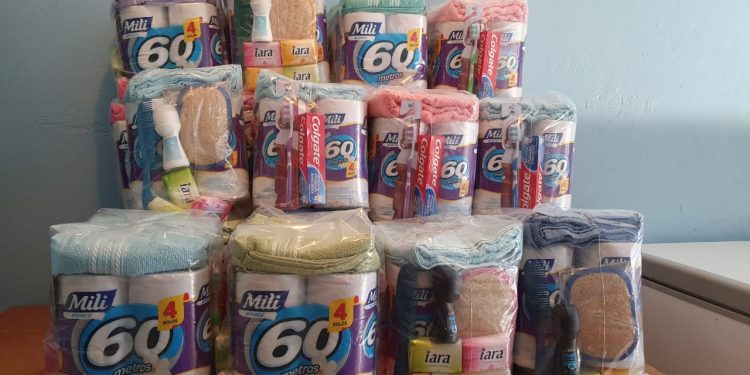 Moradores em situação de rua atendidos pela prefeitura de Jaru recebem kits de higiene pessoal