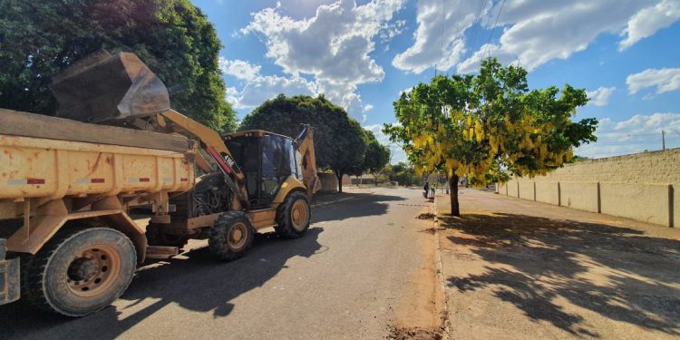 Operação cidade limpa: Prefeitura de Jaru realiza mutirão para retirada de galhos e folhas
