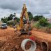 Drenagem urbana: Prefeitura de Jaru amplia bueiro na Rua Padre Chiquinho no setor 01 A