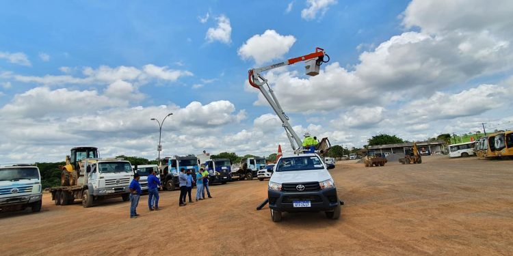Com recurso próprio, prefeitura de Jaru adquire mais um veículo equipado com cesto aéreo e amplia serviços de manutenção da iluminação pública no município