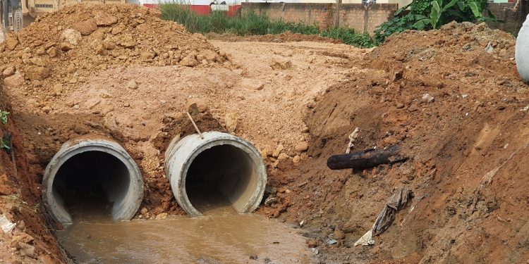 Serviços de drenagem chegam à Linha 605 no Jardim dos Estados; obra é executada pela Prefeitura de Jaru