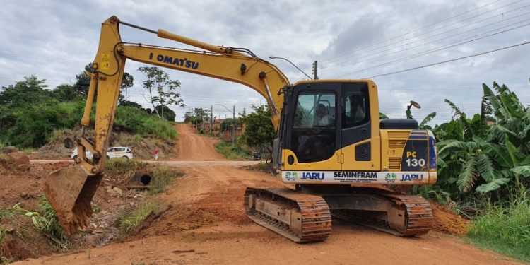 Prefeitura de Jaru realiza serviço de drenagem na Rua Adalberto Gadelha no setor 06