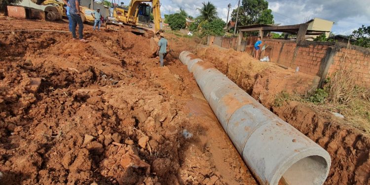 Prefeitura de Jaru realiza serviços de drenagem na Rua Afonso José no setor 04