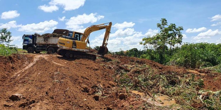 Prefeitura de Jaru realiza abertura da Rua Almirante Barroso no setor 03