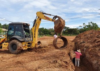 Prefeitura de Jaru realiza limpeza e adequação em bueiro na Avenida Rio Branco com Beiro Rio