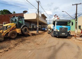 Prefeitura de Jaru realiza limpeza de bueiro na Rua Florianópolis no setor 07
