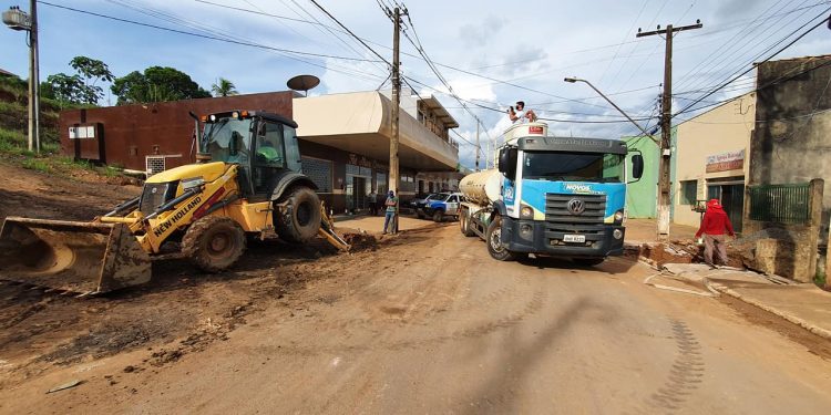Prefeitura de Jaru realiza limpeza de bueiro na Rua Florianópolis no setor 07