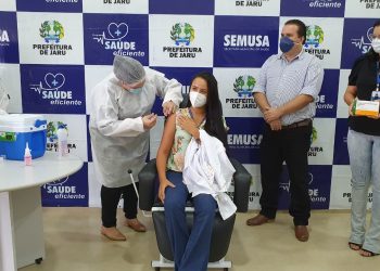 Jaruenses recebem as primeiras doses da vacina contra a COVID-19
