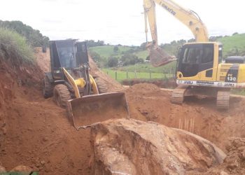 Prefeitura de Jaru remove enorme pedra no km 06 da linha 612