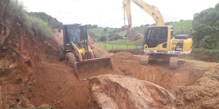 Prefeitura de Jaru remove enorme pedra no km 06 da linha 612