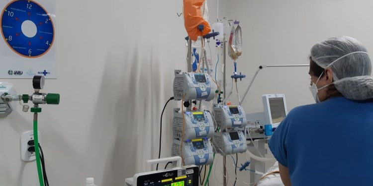 Paciente se recupera do Coronavírus e recebe alta da UTI municipal de Jaru após 11 dias internado