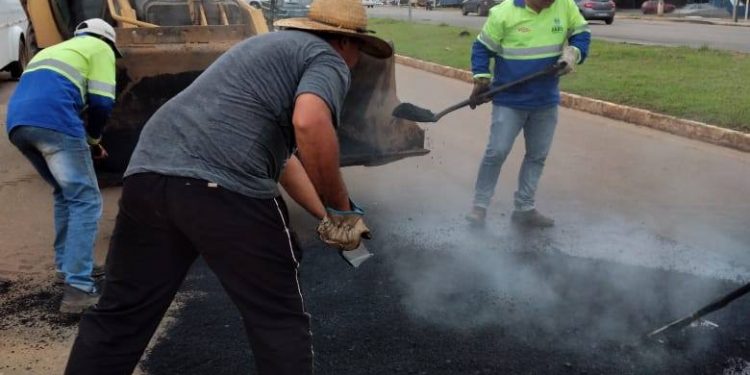 Prefeitura de Jaru segue com trabalhos de tapa-buracos e limpeza dos canteiros da cidade
