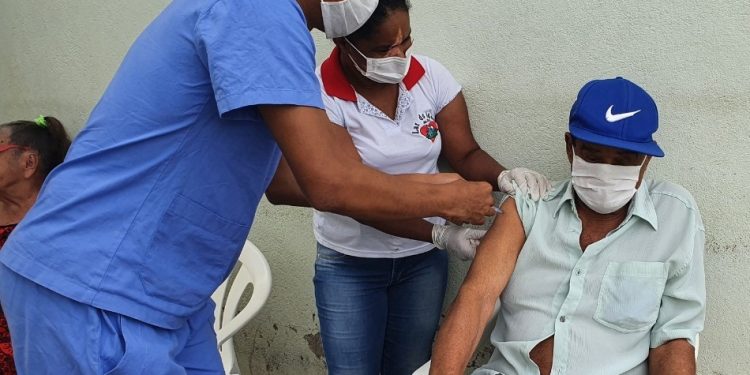 Idosos e profissionais do Lar do Idoso em Jaru recebem a primeira dose da vacina contra o Coronavírus