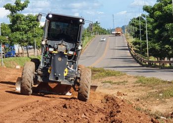 Prefeitura de Jaru prepara terreno de canteiro central da BR 364 para jardinagem