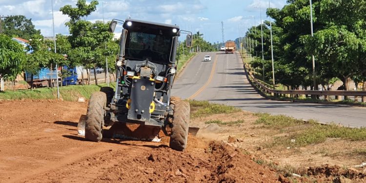 Prefeitura de Jaru prepara terreno de canteiro central da BR 364 para jardinagem