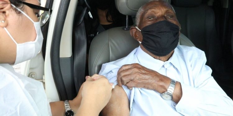 Idoso de 105 anos é um dos mais velhos a ser vacinado contra o Coronavírus em Jaru