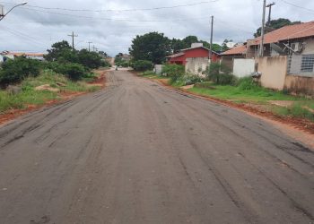 Prefeitura de Jaru realiza manutenção de trecho da rua Afonso José no setor 07