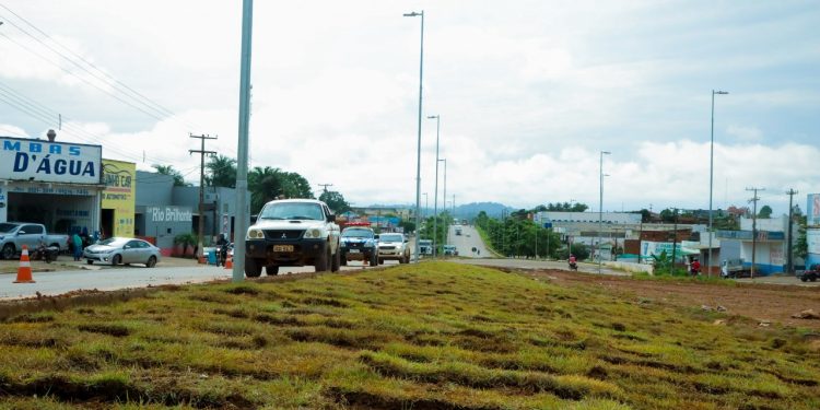 Prefeitura de Jaru realiza plantio de grama em canteiro central da BR-364