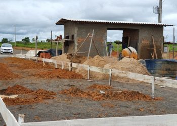 Prefeitura de Jaru realiza construção de escritório, banheiros e balança no Aterro Sanitário