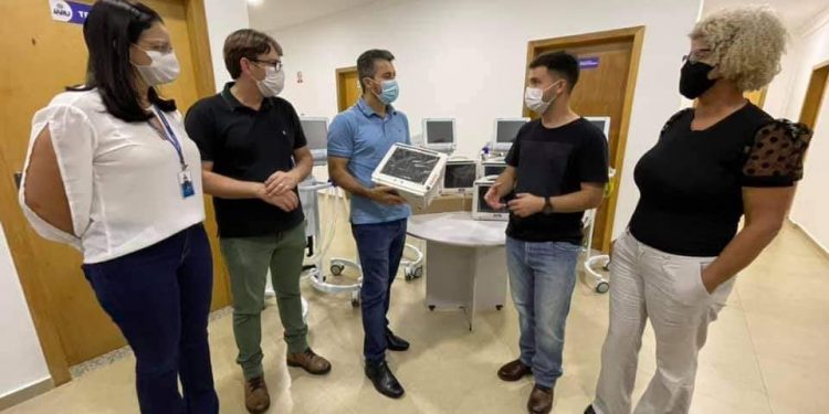 Jaru: Prefeito João Gonçalves Júnior recebe senador Marcos Rogério e acompanha instalação de respiradores e monitores cardíacos