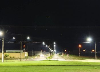 Luminárias de Led na principal avenida do Savana Park são acesas