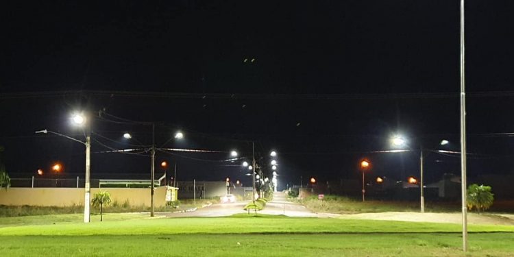 Luminárias de Led na principal avenida do Savana Park são acesas