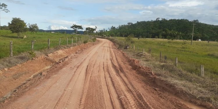 Prefeitura de Jaru restaura trecho de travessão da linha 630 na zona rural de Tarilândia