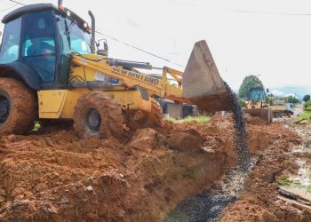 Prefeitura de Jaru realiza serviços de drenagem na rua Raimundo Barreto no setor 07