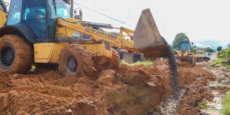 Prefeitura de Jaru realiza serviços de drenagem na rua Raimundo Barreto no setor 07