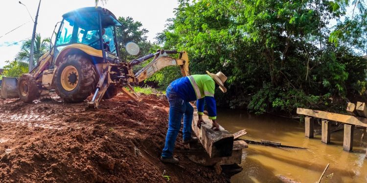 Prefeitura de Jaru recupera ponte de madeira na Rua São Paulo no setor 05