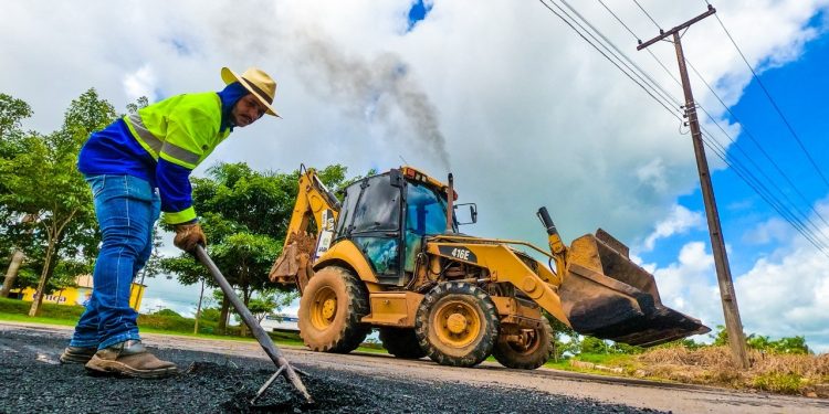 Prefeitura de Jaru continua com a operação tapa buracos pelas ruas do município