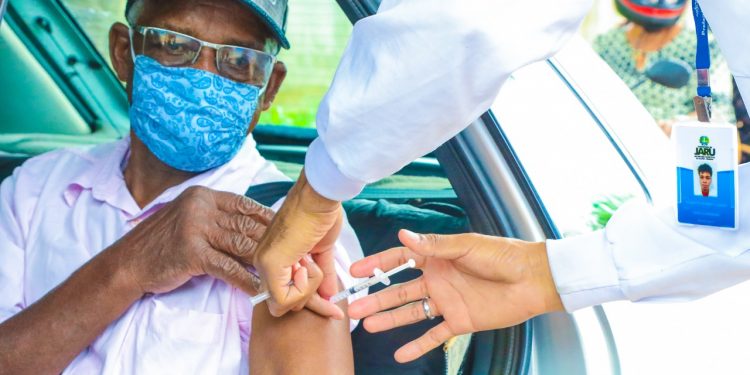 Prefeitura de Jaru segue com cronograma de imunização com 2ª dose da vacina contra o Coronavírus para idosos com mais de 80 anos
