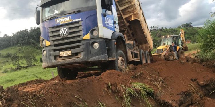 Prefeitura de Jaru realiza manutenção de estradas e recupera bueiros na região de Tarilândia