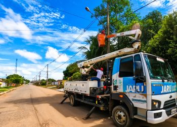 Prefeitura de Jaru segue com troca de lâmpadas queimadas pelas ruas e avenidas do município