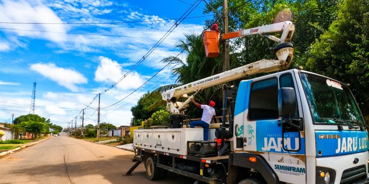 Prefeitura de Jaru segue com troca de lâmpadas queimadas pelas ruas e avenidas do município