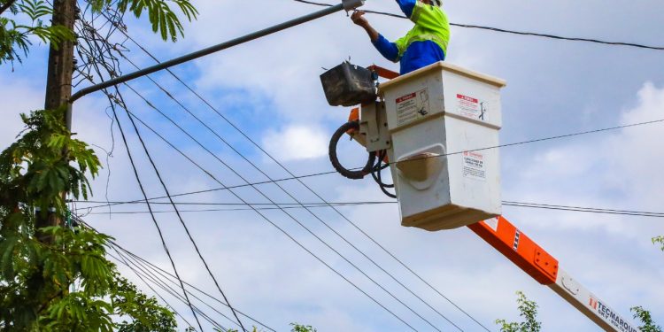 Prefeitura de Jaru continua com serviço de expansão e implantação de luminárias de LED