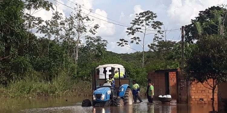 Prefeitura presta apoio as famílias tiveram as casas alagadas após cheia do Rio Jaru
