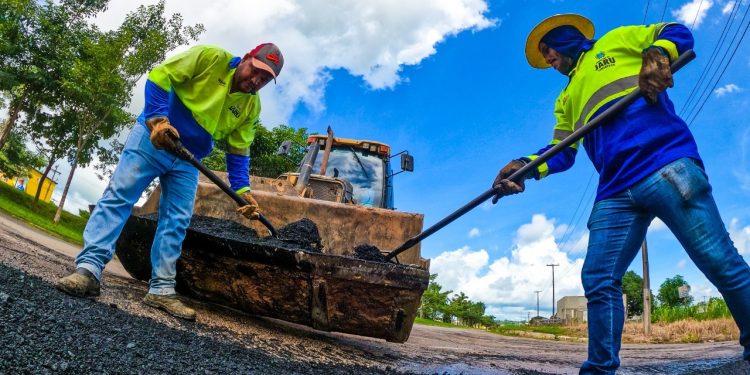 Prefeitura de Jaru continua com a operação tapa buracos pelas ruas do município
