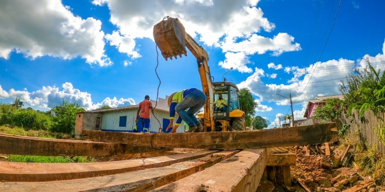 Prefeitura de Jaru reconstrói ponte de madeira na Rua Manoel Ribeiro Mendes no setor 04