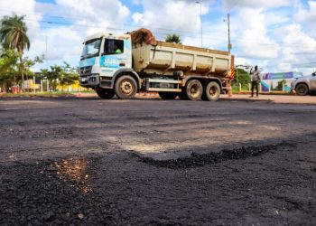 Prefeitura de Jaru recupera trecho da Av. JK no cruzamento da BR 364 com as linhas 605 e 625