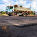 Prefeitura de Jaru recupera trecho da Av. JK no cruzamento da BR 364 com as linhas 605 e 625
